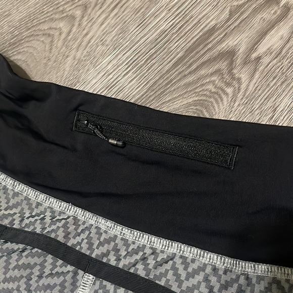 Womens Lululemon Run Times Grey Chevron Zigzag Print Shorts Size 6 - Picture 4 of 6